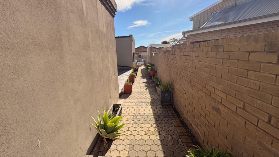 3 Bedroom Property for Sale in Reebok Western Cape